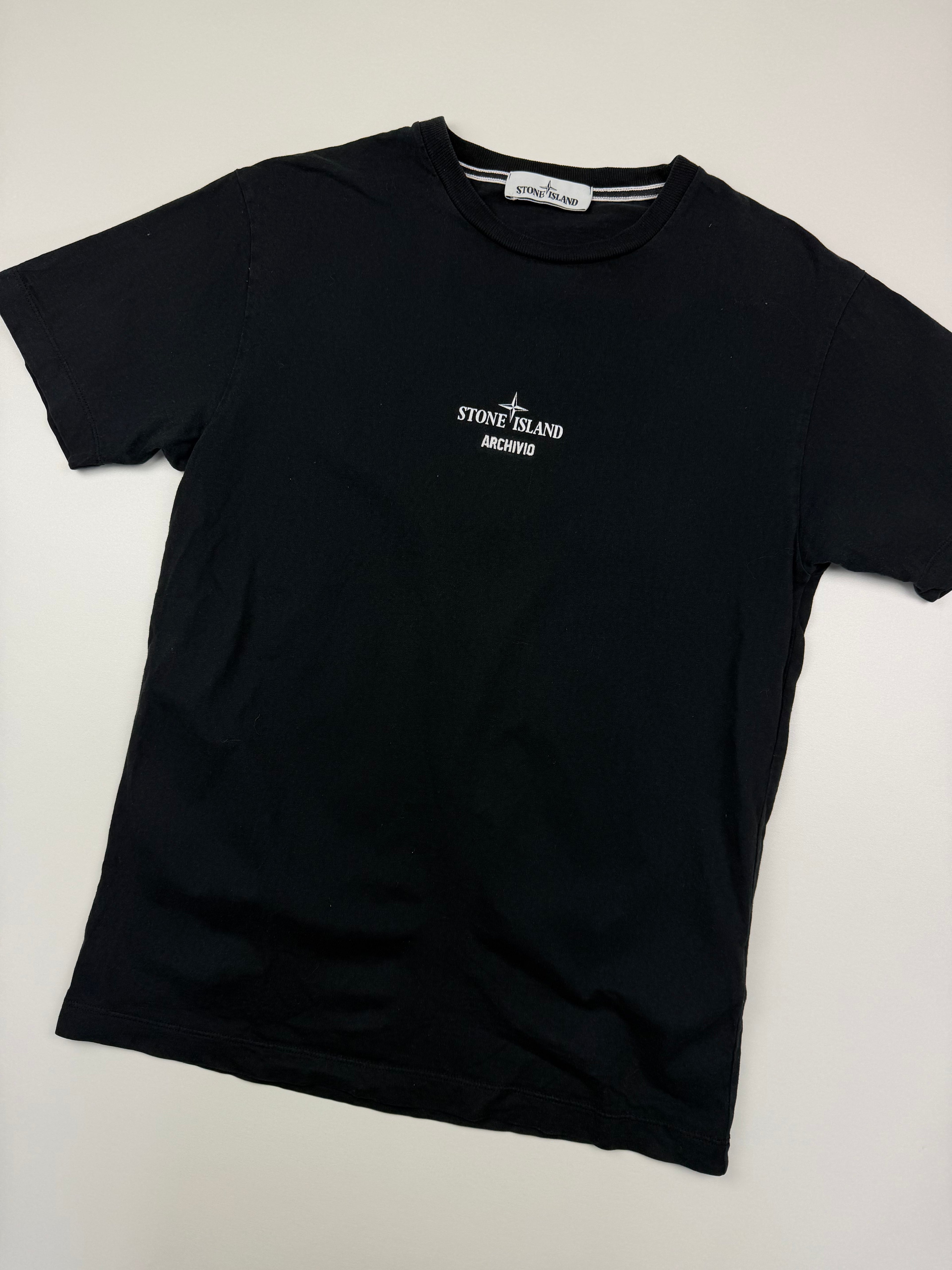 T-shirt Stone Island “Archivio” – Taille M – Noir avec Motif Dos