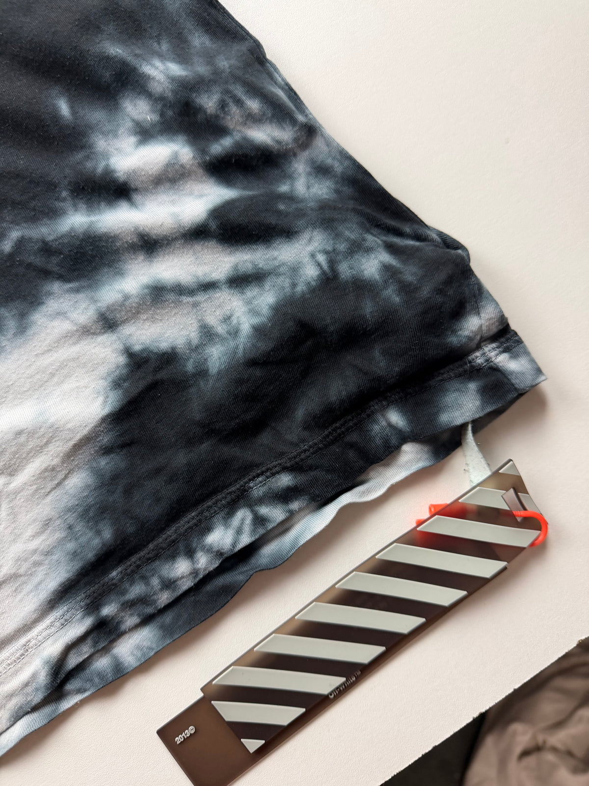 T-shirt Off-White « Tie-Dye Modern » – Taille XS – Noir et gris clair
