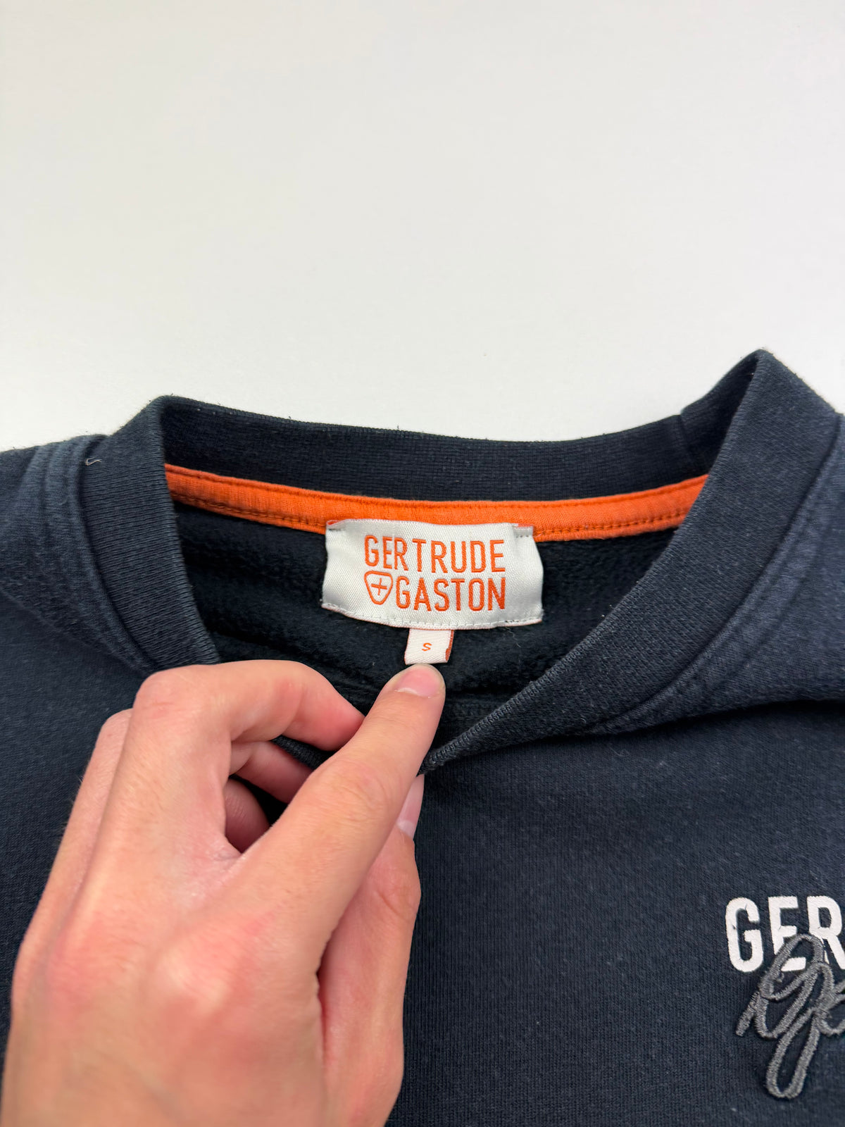 Pull Gertrude – Taille S – Noir – Logo Poitrine Brodé