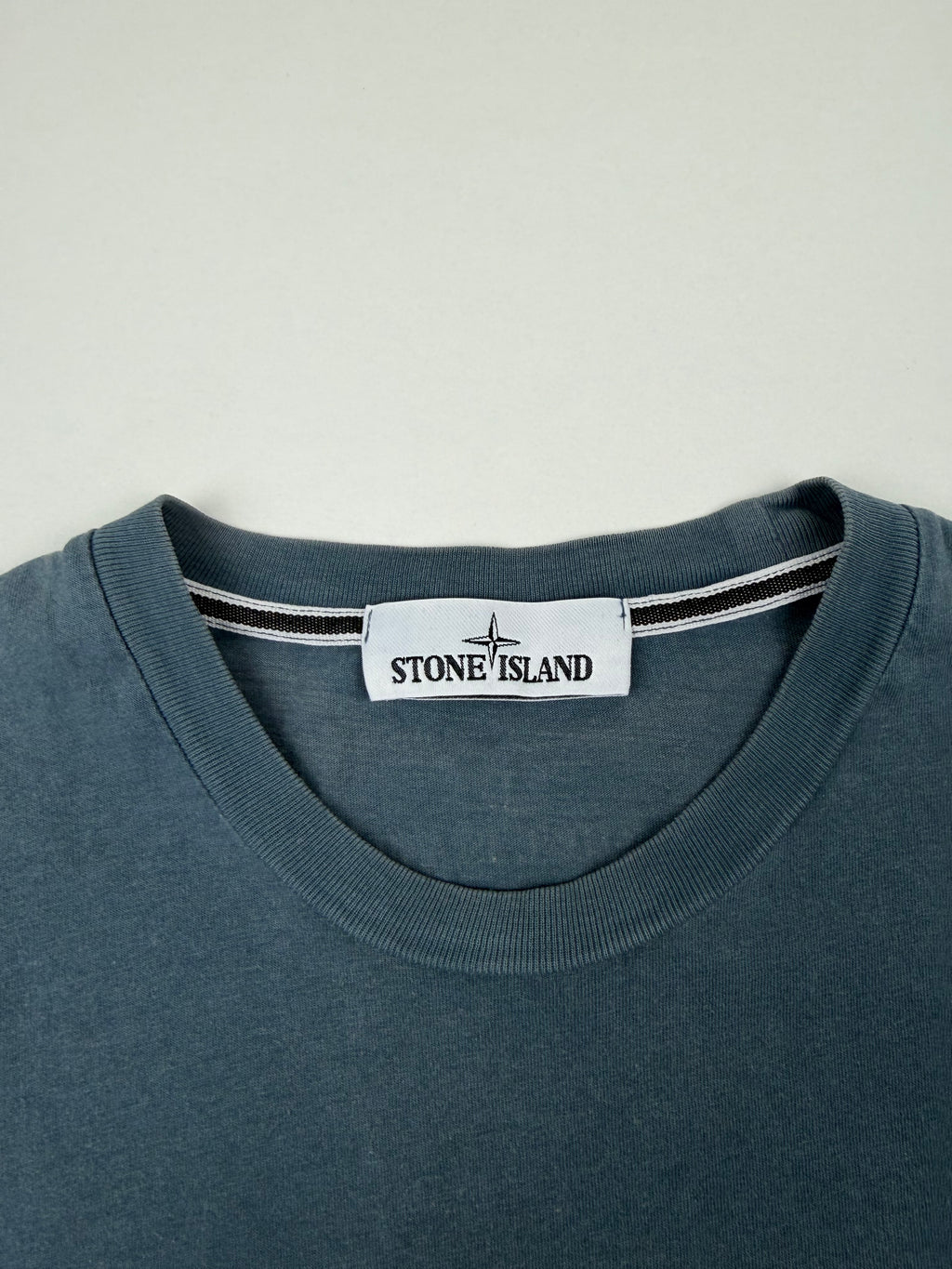 T-shirt Stone Island – Taille M – Bleu/Gris avec Motif à l’Avant