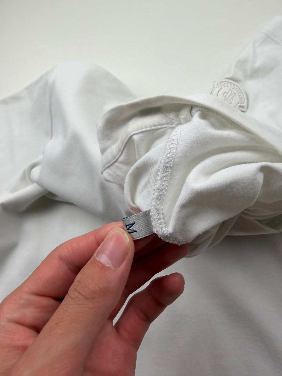 T-Shirt Moncler – Taille M – Blanc – Logo Avant et Patch
