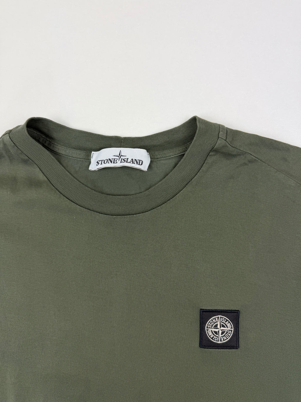 T-shirt Stone Island – Taille M – Vert Kaki avec Logo Poitrine