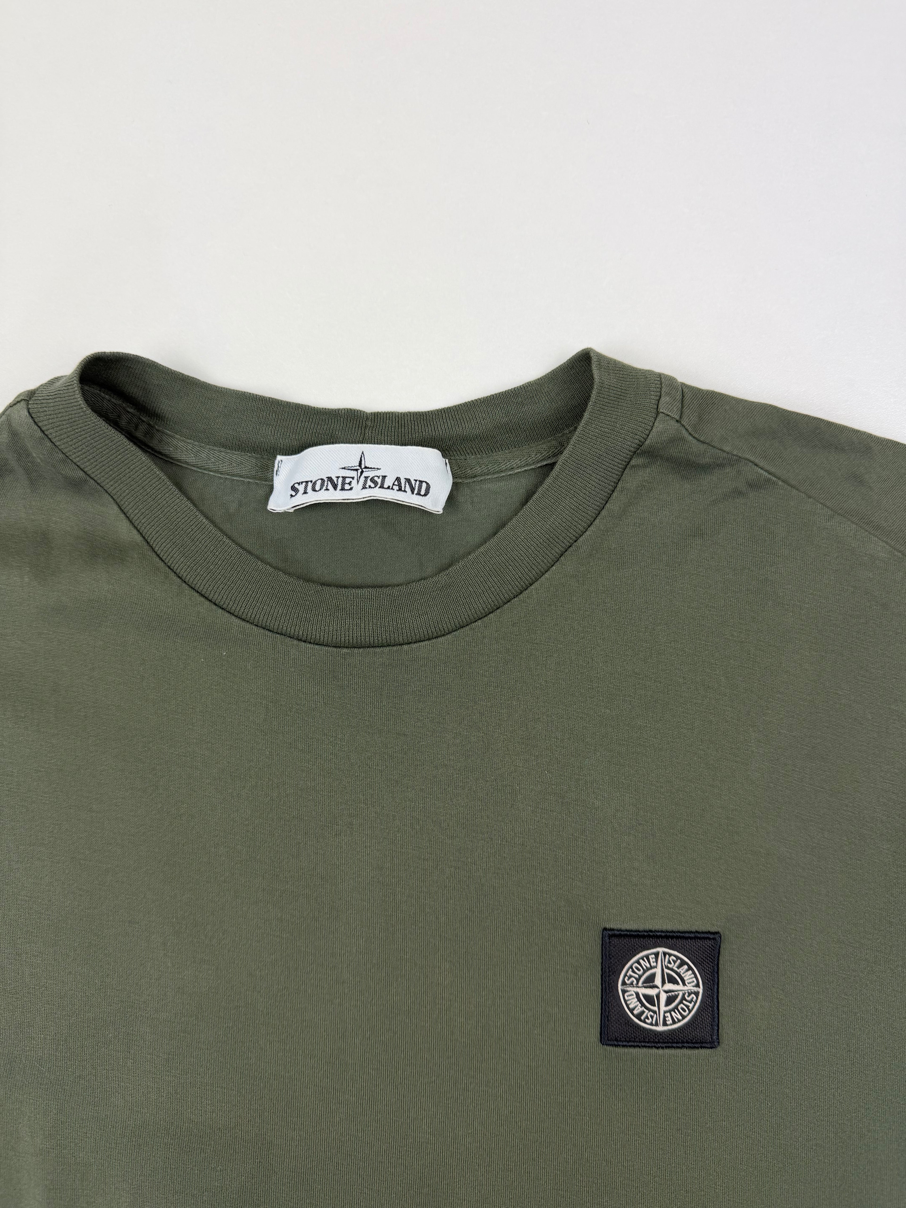 T-shirt Stone Island – Taille M – Vert Kaki avec Logo Poitrine