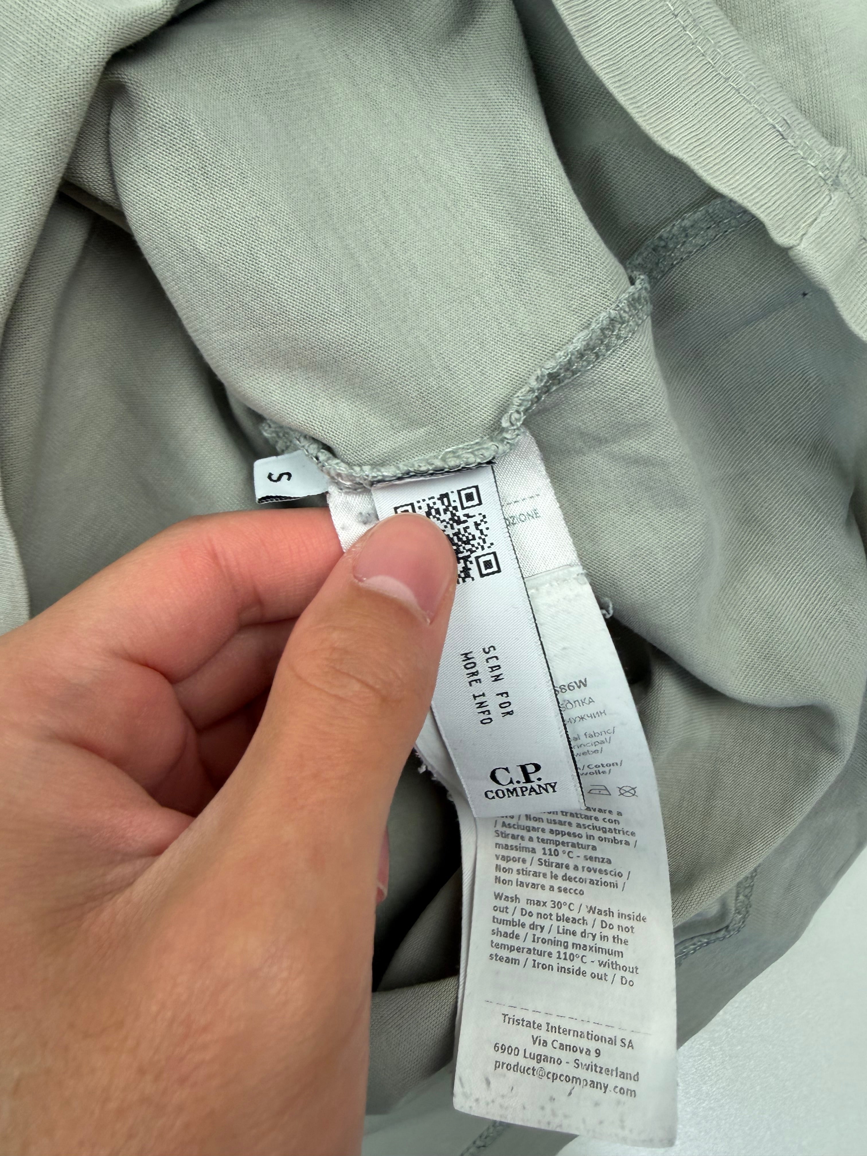T-shirt C.P. Company – Taille S – Gris avec Motif Avant et Dos Vert