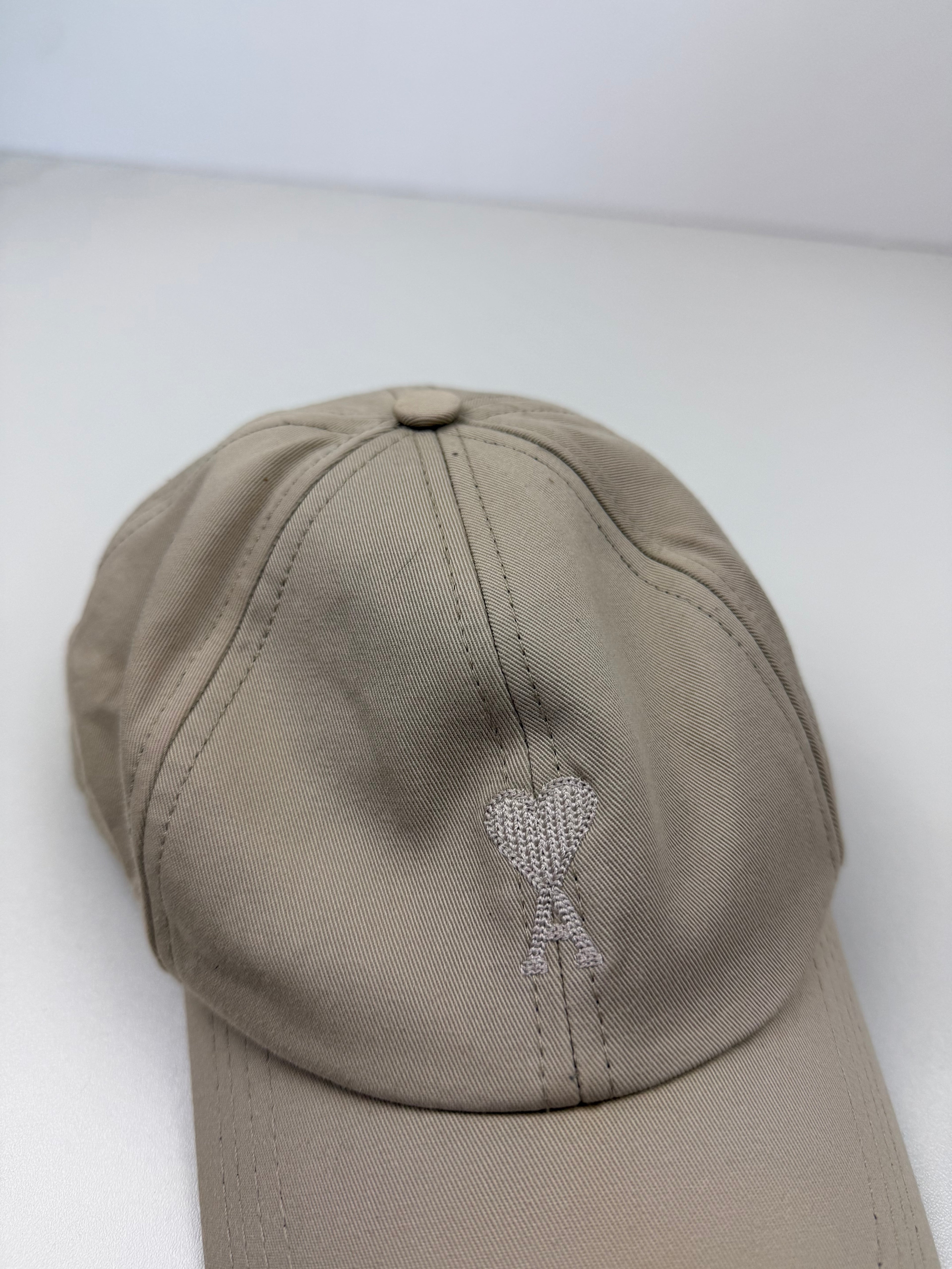 Casquette AMI – Beige – Logo Ton sur Ton – Taille Unique