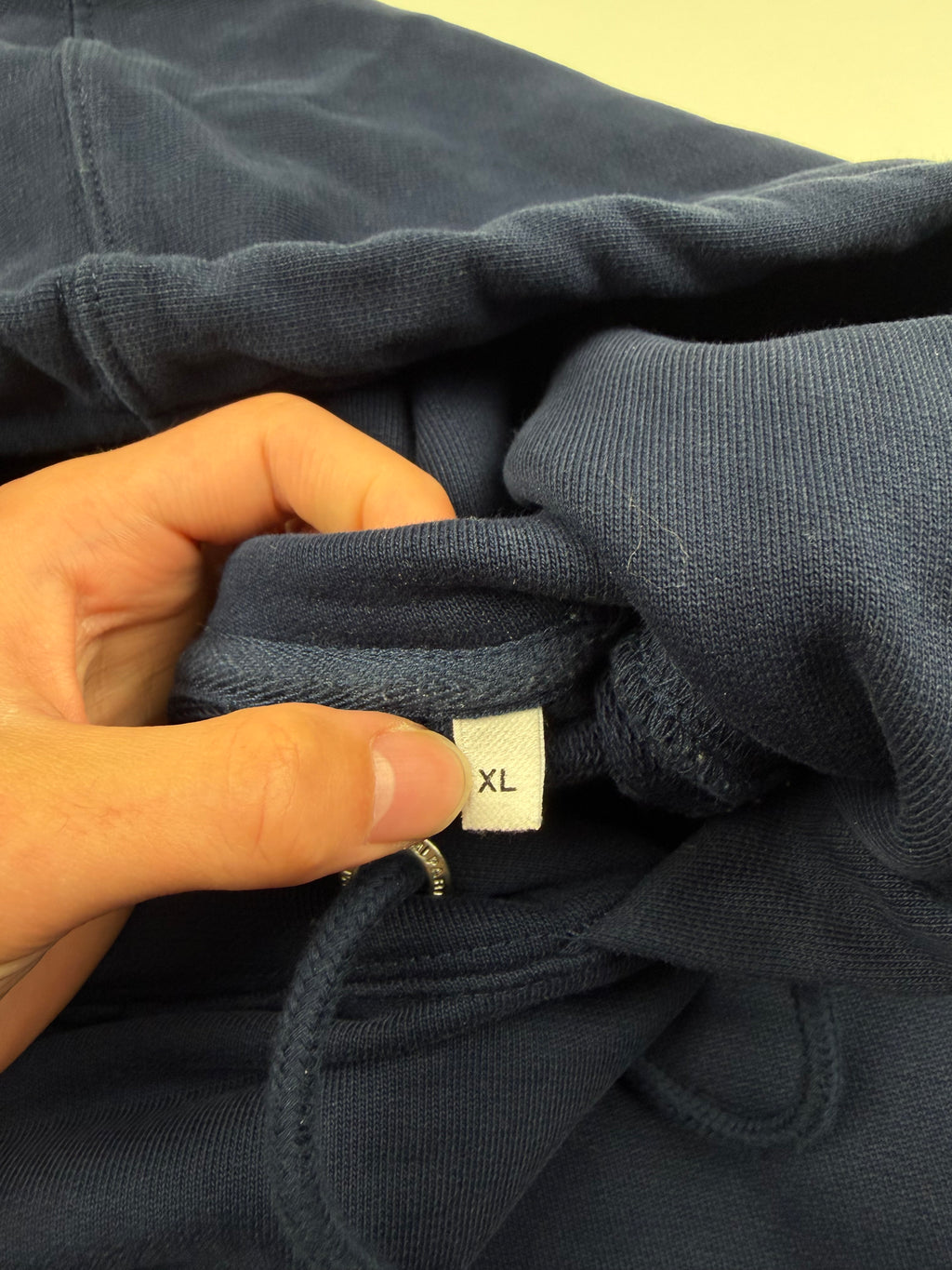 Pull à Capuche AMI Paris – Taille XL – Bleu Marine – Logo Cœur Rouge