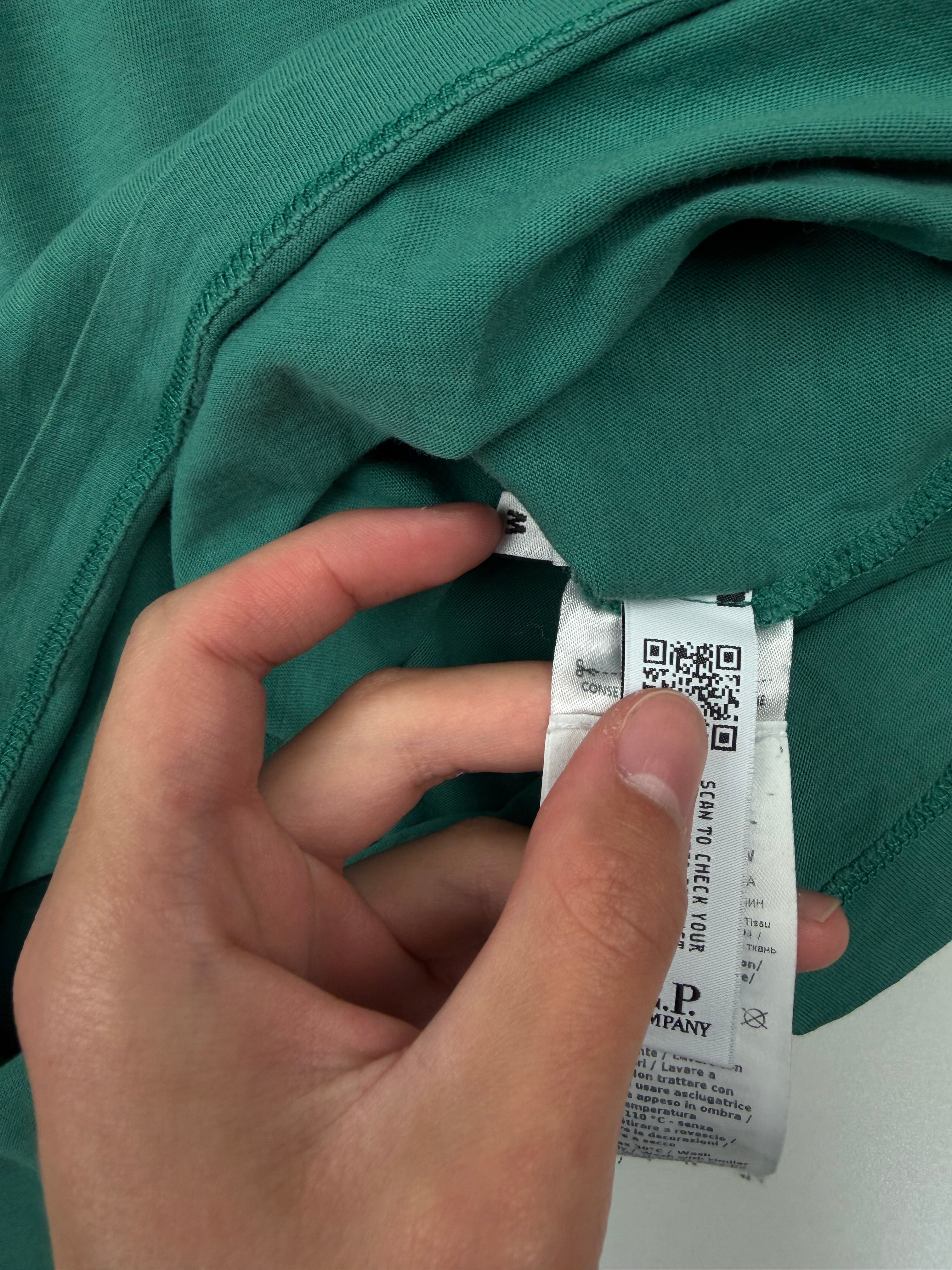T-shirt C.P. Company – Taille M – Vert avec Motif Marin Avant et Inscription au Dos