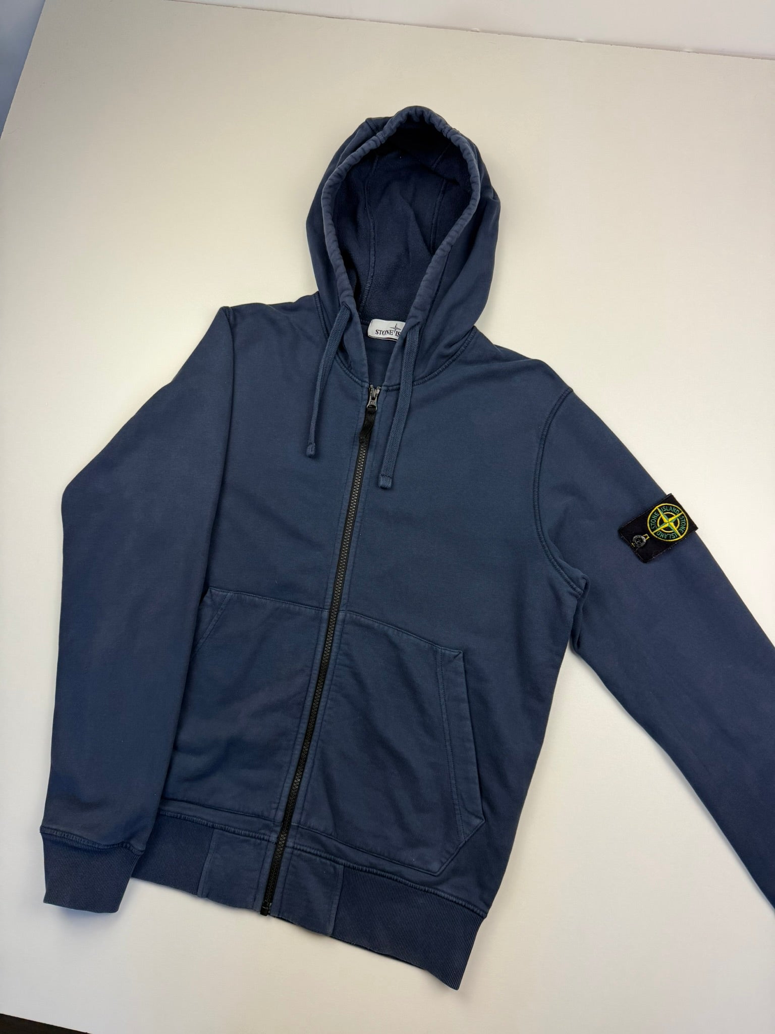 Gilet Zip Stone Island – Taille S – Coloris Bleu Marine