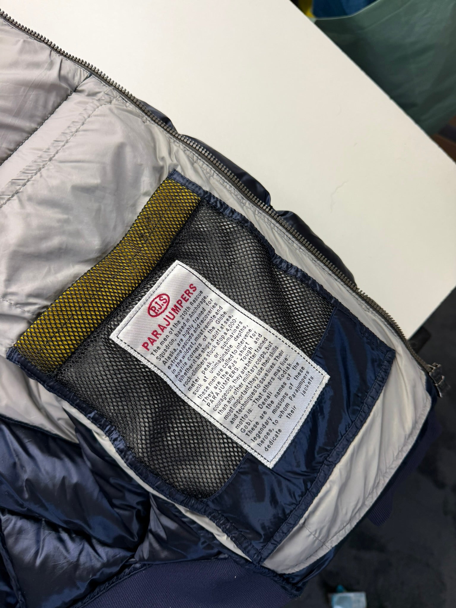 Doudoune Parajumpers modèle Pharell Sheen – Taille S – Coloris Bleu Marine